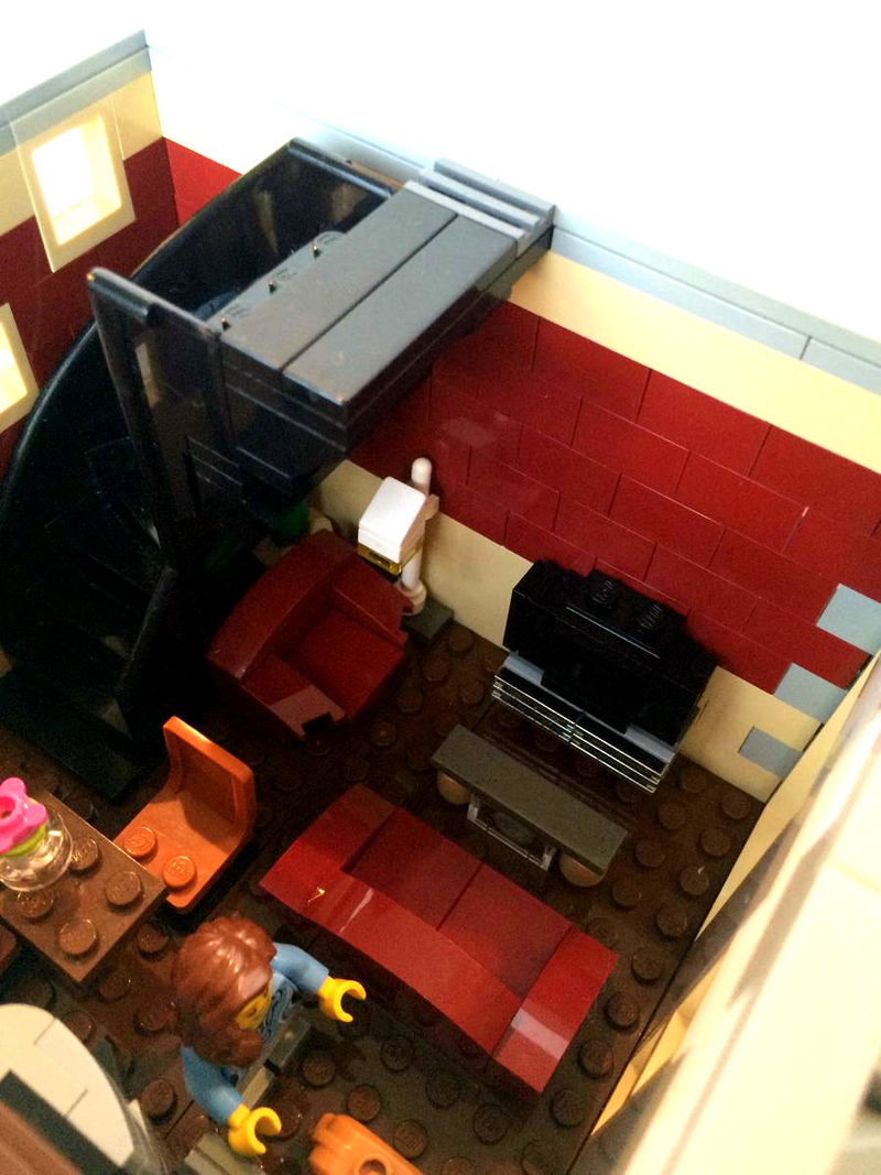 Illustration for article titled This Lego comic book store has a perfect place to live